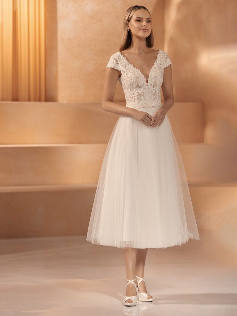 vestido novia corto con mangas de encaje